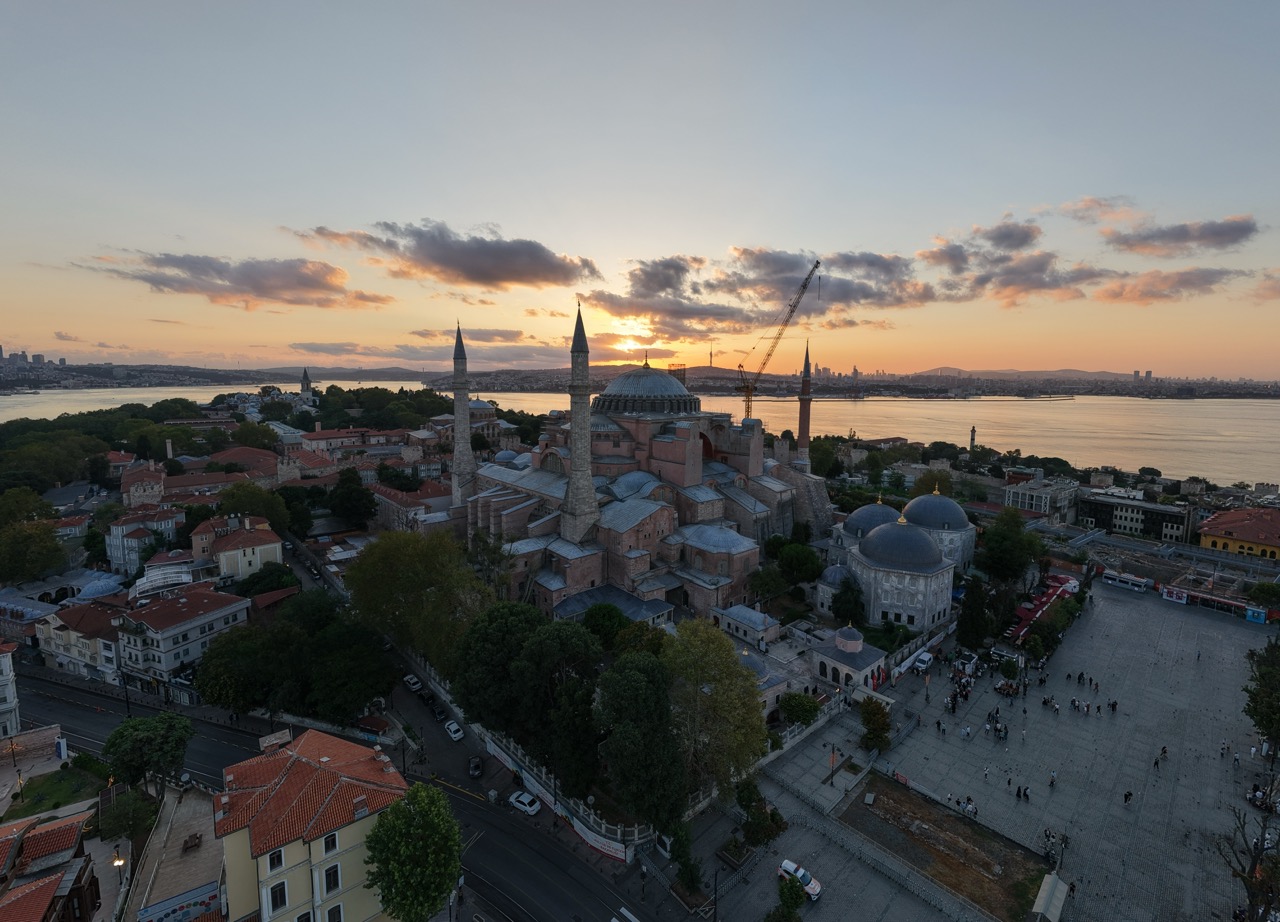 Ayasofya ve ilk ışık — İstanbul hava fotoğrafı