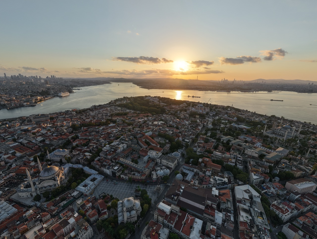 Gün doğumunda İstanbul silüeti ve tarihi yarımada