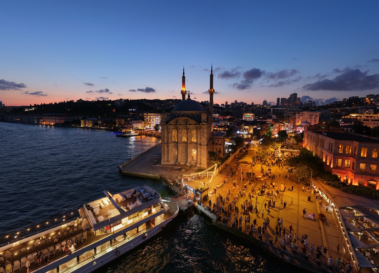 Akşam ışıklarıyla Ortaköy Camii