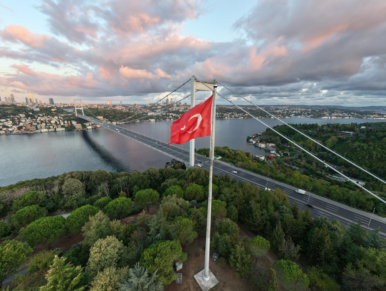 Boğaz üzerinde — İstanbul hava fotoğrafı