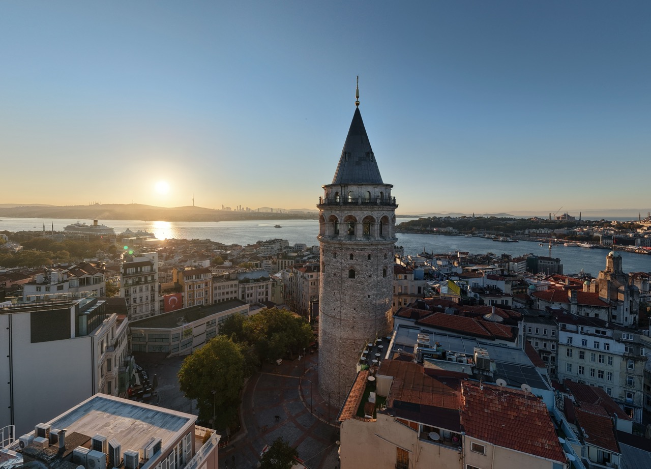 Gün doğumunda Galata Kulesi